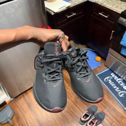 Woman Nike Air Bella Size 11 Wide Black Red