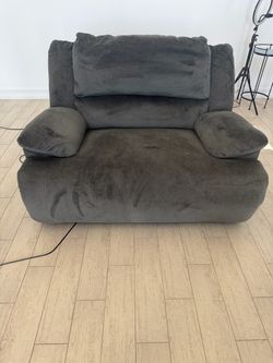 Oversized Plush Recliner Chair – Fully Reclines – Excellent Condition