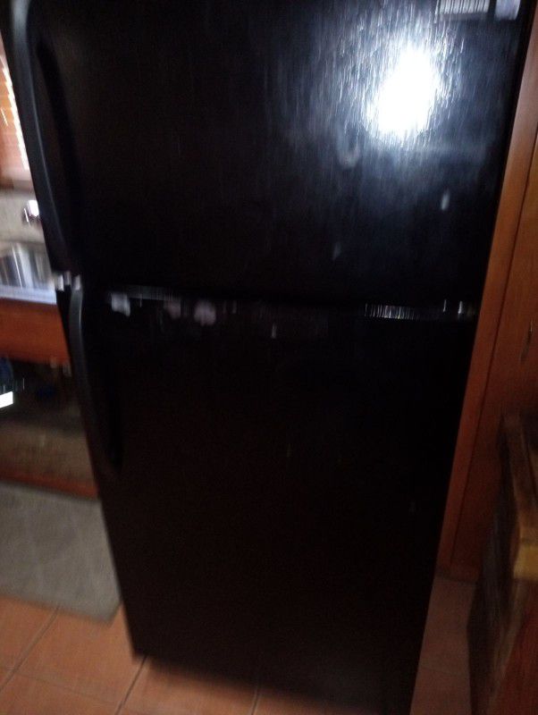 Standard Size Frigidaire Refrigerator (Black) Used As-Is4