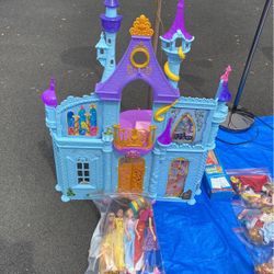 Large Princess Castle With 5 Princess Dolls