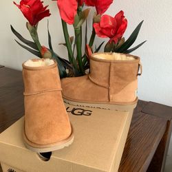 New Size:7 Women(5Y)UGG Boots Classic Mini II  Nuevas Talla:7 Mujer(5Y) Botas UGG Clásicas Mini II  🏠Oxnard, California 93033 $100.** Cash or ZELLE