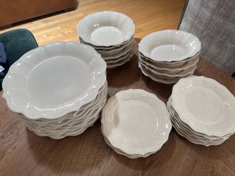 32-Piece Pioneer Woman Dinnerware Set – White/Cream Stoneware