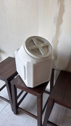 Dog food storage container