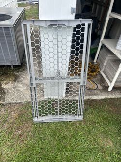 Adjustable dog gate