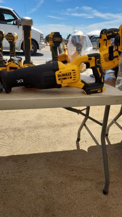 DEWALT
20V XR Lithium-lon Cordless
Reciprocating Saw with 20V
Max Premium 5.0Ah Battery
Pack
