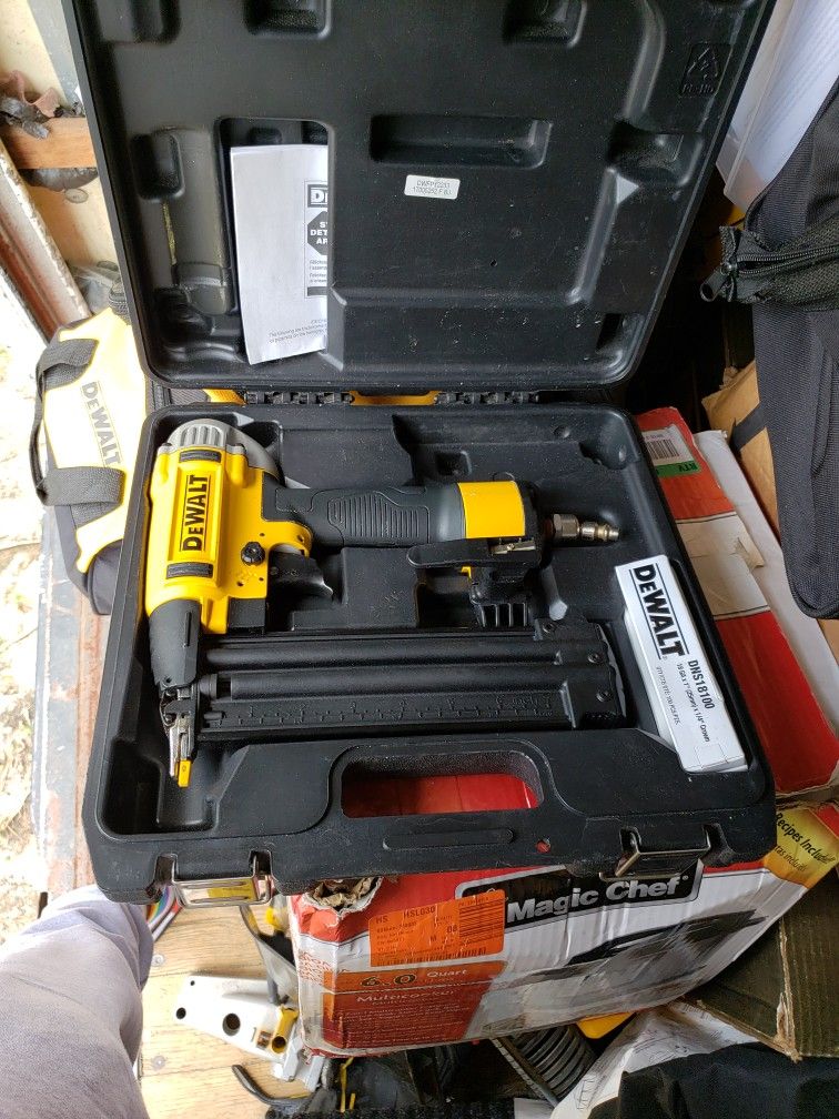 Dewalt DWFP12233 BRAD NAILER 18GA