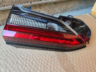 2021 Toyota RAV4 passenger trunk lid light