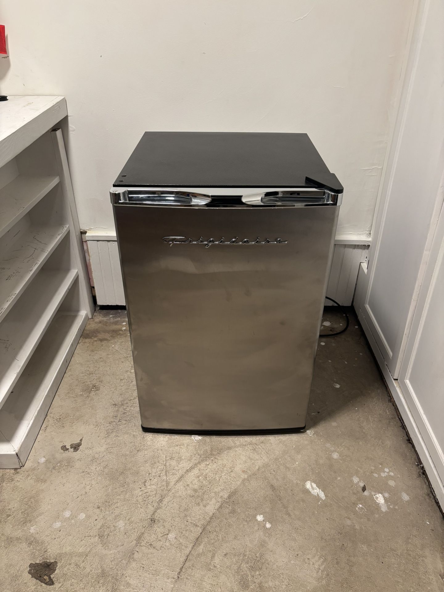 4.6 cu. ft. Retro Mini Fridge