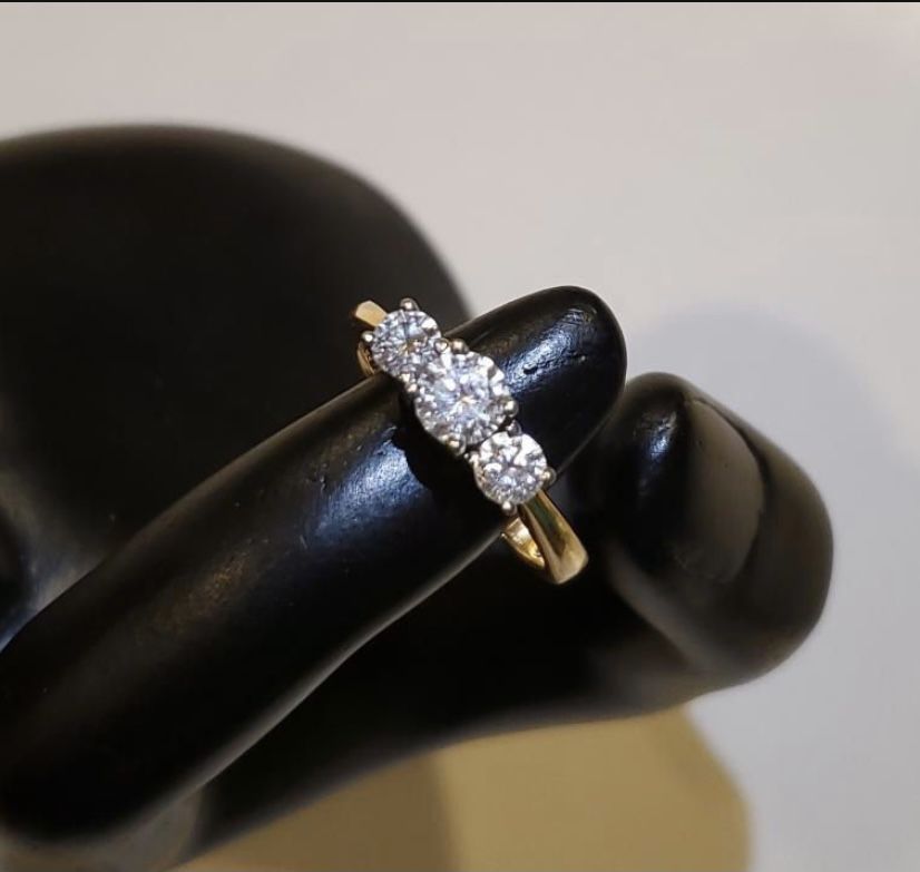 14K Yellow Gold 3 Diamond Wedding Engagement Ring Size 7