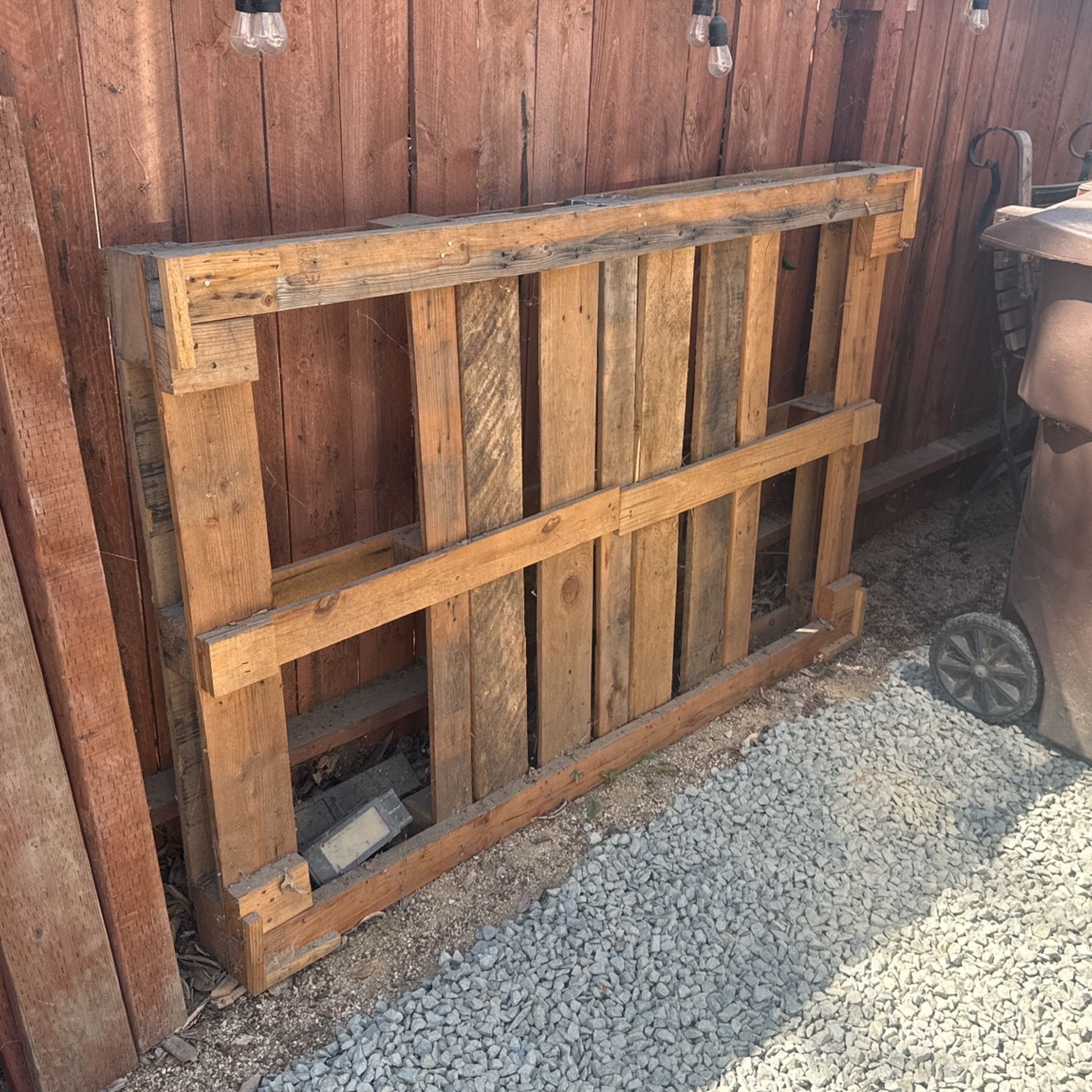 Free Wood Pallet 6’x4’