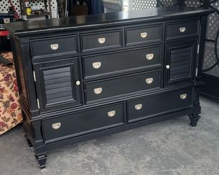 Solid wood black large dresser! Lots of storage..8drawers,2 doors with shelves . L87xD21xH44”