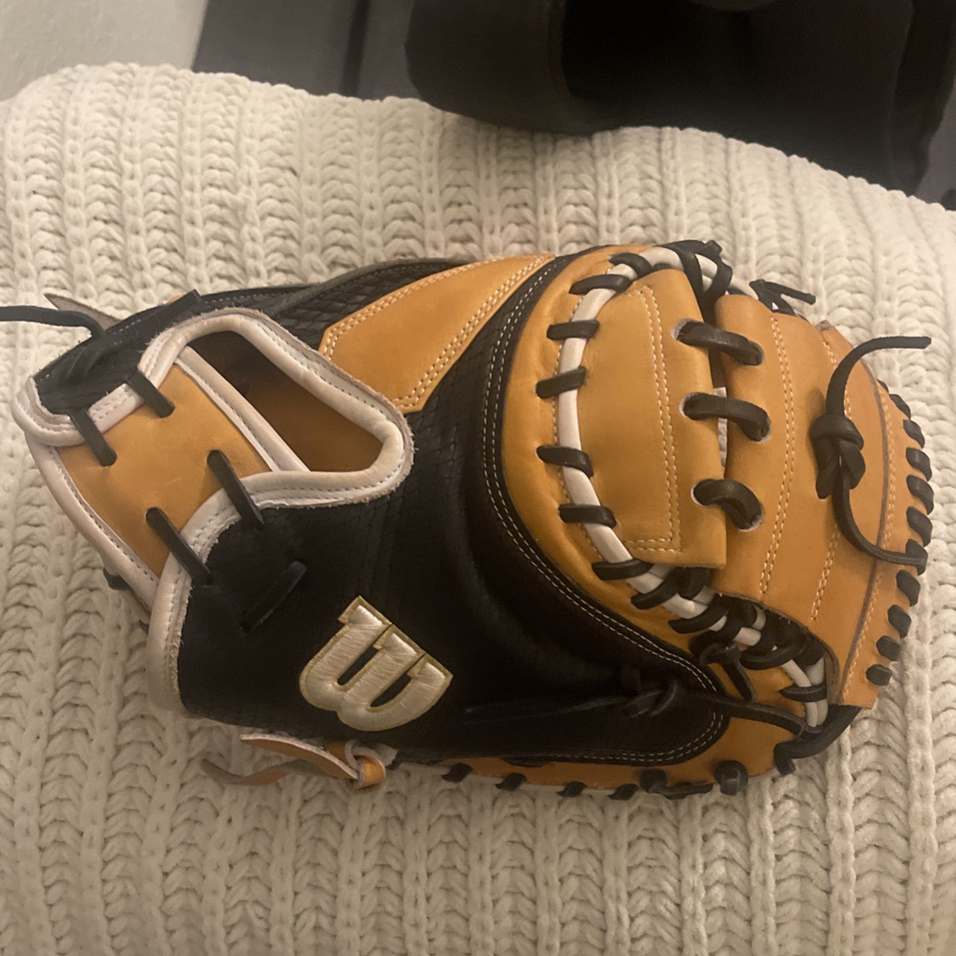 Wilson A2K 33.5 Catchers Glove (BARELY USED)