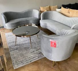 Vendo Juego de sala , sofá , loveseat y chair Totalmente Nuevo sin uso