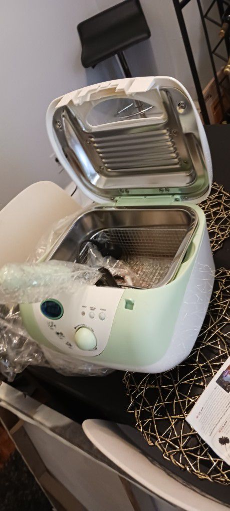 A New Deep Fryer  Never Being Used $10