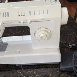 Vintage Singer Sewing Machine 5825c