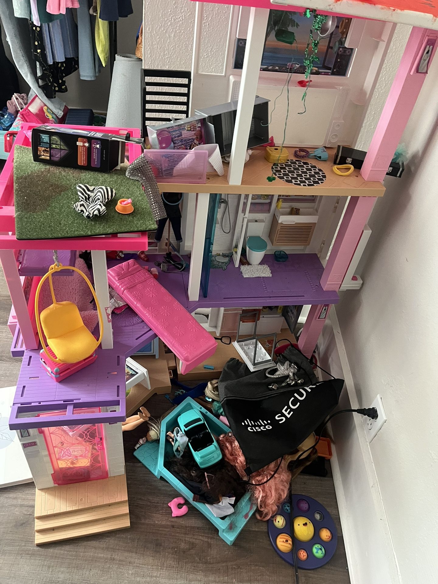 Barbie House & Girl toys! Great Shape