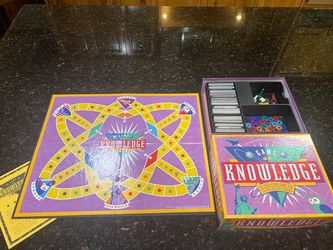 University Games Game of Knowledge Board Game