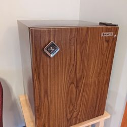 Compact Refrigerator With Freezer