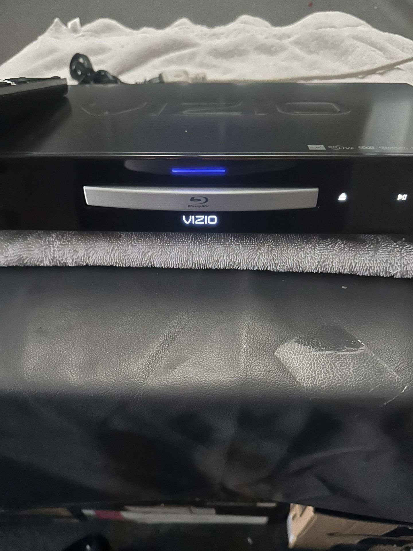 Vizio Blu-Ray Dvd comes with remote. Everything works and tested.