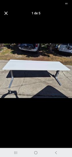 Sit/stand deskHello! The table is available, but we are trying to edit the post because the electrical part of the table is not working. Please be awa