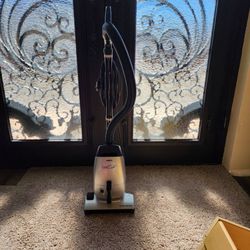 Sanyo Gray & Black Vacuum – Like New