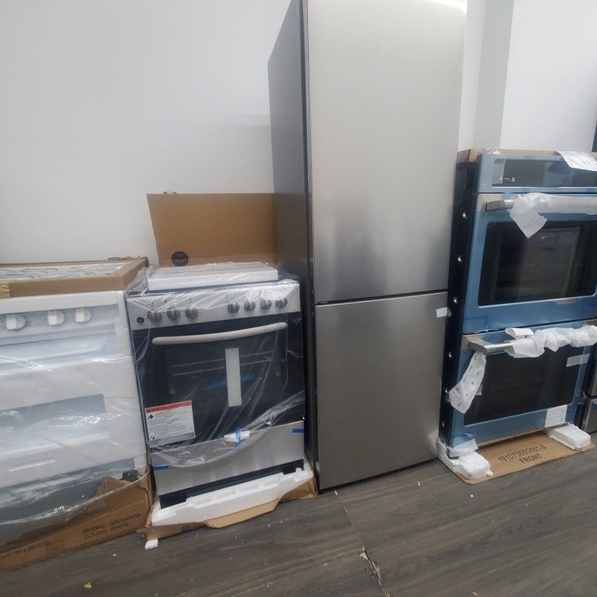 stove  element 24 inch electric 220 volt summit 23 inch botton freezer new ope box warranty..both item ready to deliver $$1375 new warranty JLP.applia