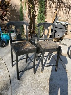2 bar stools/chairs