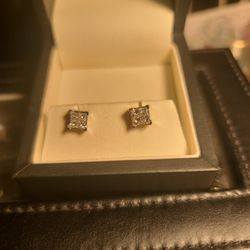 14k White Gold 2cttw Earings In A Invisable Setting.