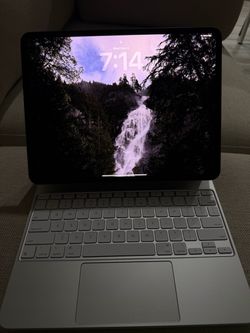 iPad Pro 13inch M4 with Magic Keyboard
