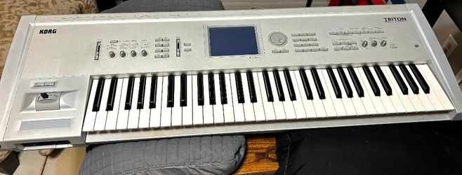 Korg TRITON 61 + UPGRADED USB DRIVE (Thousands Sounds Available)/TOUCHSCREEN/SAMPLER/KNOBS/ARPS
