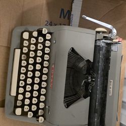 Typewriter- Quiet De Luxe