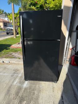 Whirlpool Refrigerator 33” 20 cu ft 3 months warranty de and installation available