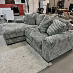 LINDYN FOG 2 PIECE LAF SECTIONAL WITH CHAISE