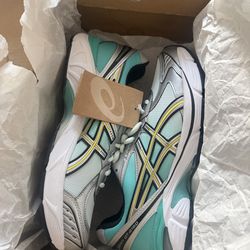 Mens Asics gel white blue size 10.5 NEW