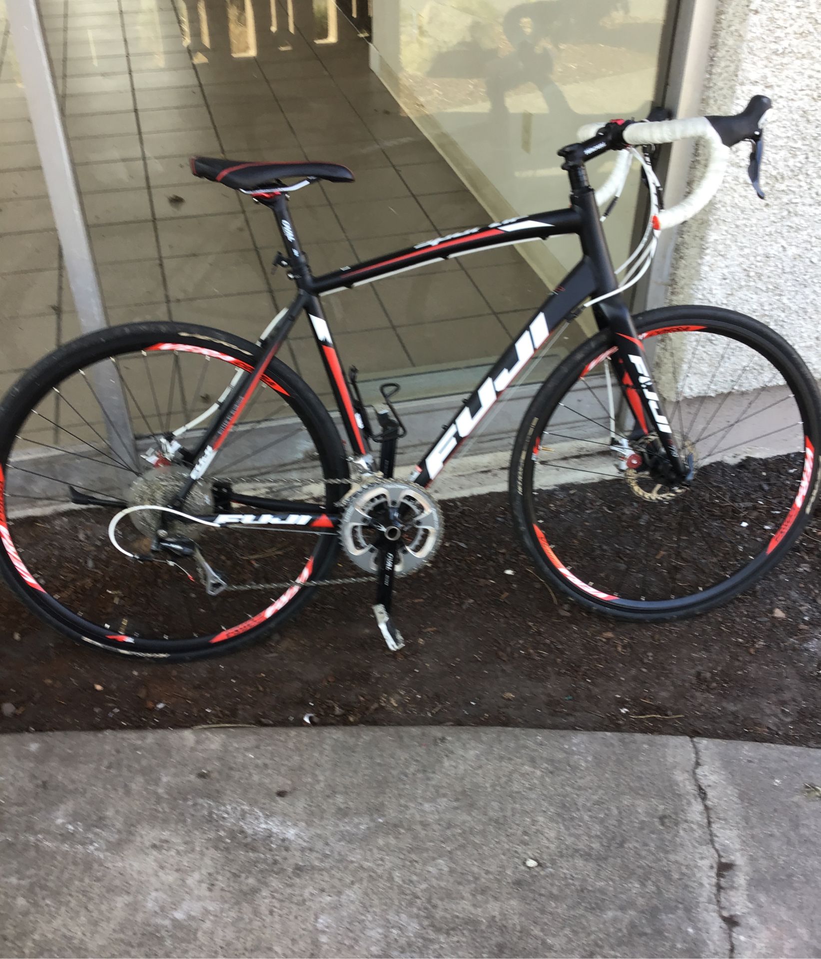 Fuji sportif 1.1 road bike w disc brakes