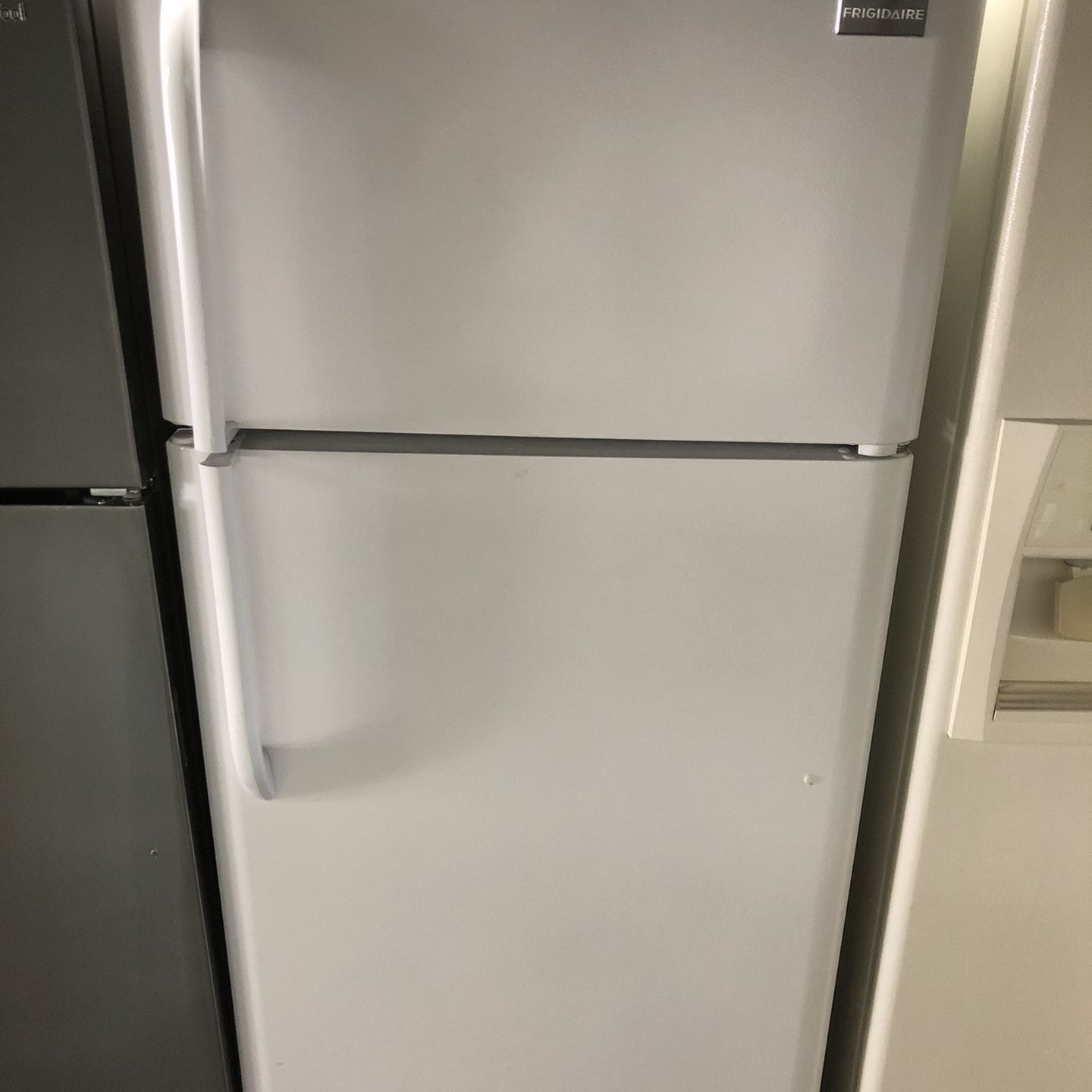 Frigidaire 18 Cu Ft White Apartment Size Refrigerator 