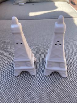 Vtg Eiffel Tower Salt n Pepper shakers Set
