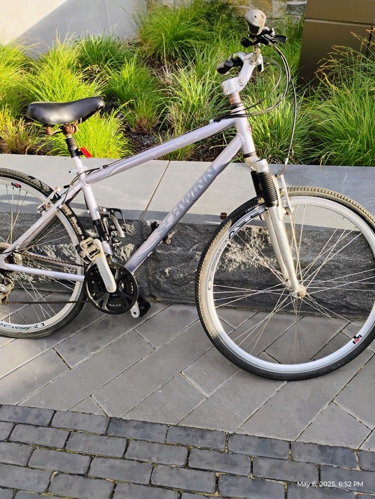 SCHWINN TRAILWAY BIKE