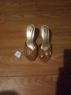 ***Fioni Beige Women's Size 7 Shoes With Tag Never Worn***