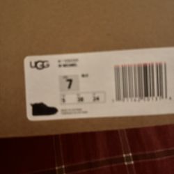 BRAND NEW UGGS IN THE BOX SIZE 7 ❤️