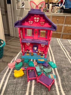 Minnie Mouse Dollhouse Playset with Figures and Accessories