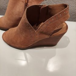 NWT - Lucky Brand Ulyssas Macaroon Open Toe Sandal - Size 7.5