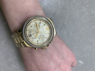 Name: Women’s wrist watch Brand: Michael Kors. It’s also in very good condition