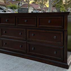 Beautiful Dark Brown “Ashley Furniture” 7-Drawer Dresser