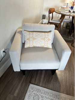 Beige Modern Accent Chair – Comfy Upholstered Armchair (Like New)