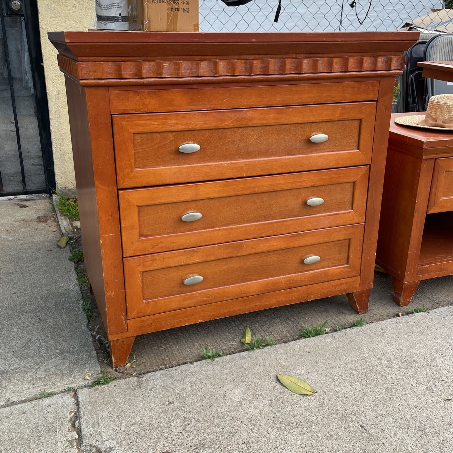 BEAUTIFUL DRESSER 