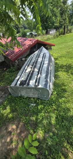 11 Feet long gray aluminum Jon boat