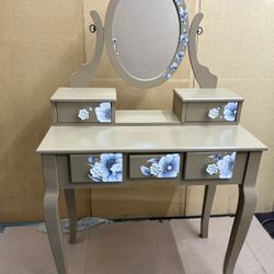 Beautiful Vanity / Make- Up Desk