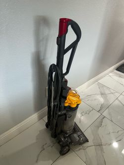 GREAT WORKING DYSON DC33 MULTIFLOOR UPRIGHT VACUUM CLEANER