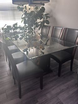 Dining Room Table and 6 Chairs
